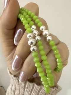 Pulsera cristal elastizada verde oliva y 3 bolitas