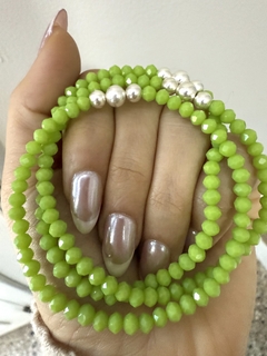 Pulsera cristal elastizada verde oliva y 3 bolitas - comprar online