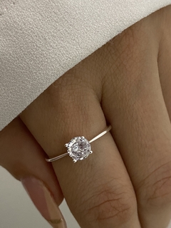 Anillo cubic redondo cristal