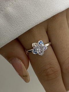 Anillo flor cubic y piedra blanca