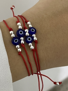 Pulsera de hilo ojo turco azul y bolitas de plata en internet