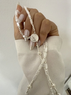 Rosario tubitos blancos y san Benito 55 cm - Vogamayorista