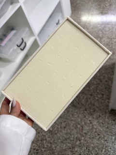 Exhibidor de anillos beige en internet