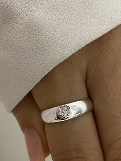 Anillo liso con corazón cubic