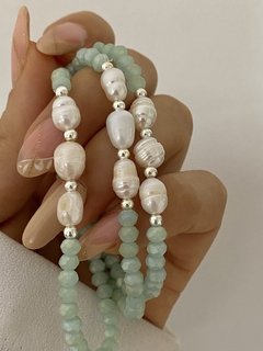 Pulsera cristal verde agua y perla natural de río (Elastizada)