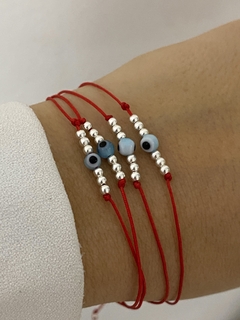 Pulsera de hilo con ojo turco celeste y bolitas - comprar online