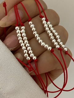 Pulsera de hilo y bolitas de plata