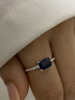 Anillo piedra rectangular azul y cubic