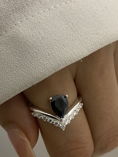 Anillo en V gota negra
