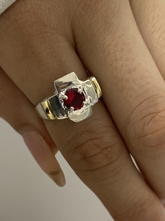 Anillo cruz y piedra roja