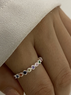 Anillo multicolor y detalle