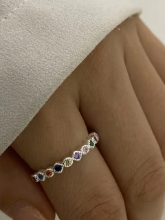 Anillo multicolor y detalle