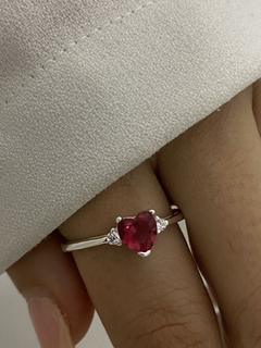 Anillo corazon piedra fucsia