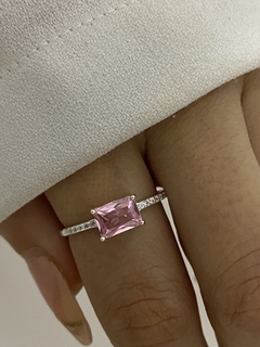 Anillo rectangulo rosa y cubic