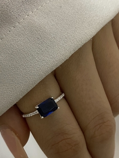 Anillo rectangular azul y cubic