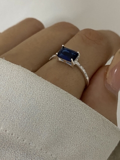 Anillo rectangular azul y cubic en internet