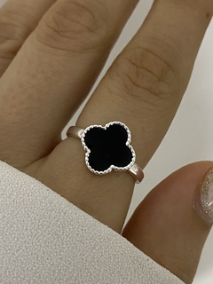 Anillo trebol negro en internet