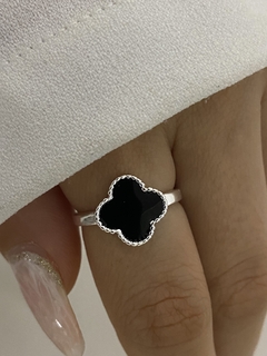 Anillo trebol negro