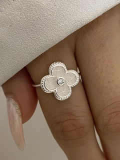 Anillo trebol nacar y cubic