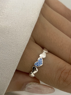 Anillo 7 corazones y cubic celeste - comprar online