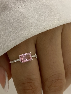 Anillo piedra rosa y cubic
