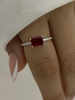 Anillo piedra roja y cubic