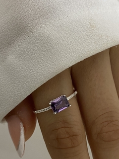 Anillo piedra lila y cubic
