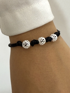 Pulsera hilo negro y 3 bolitas Caladas ajustable