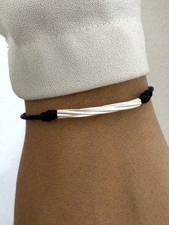 Pulsera hilo negro y barrita ajustable