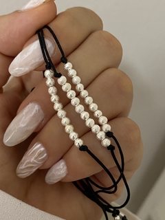 Pulsera hilo negro y bolita arenada