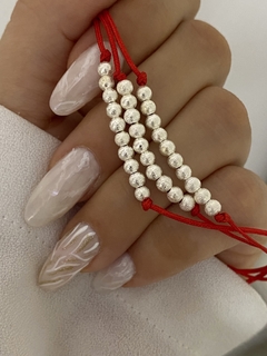 Pulsera hilo rojo y bolita arenada