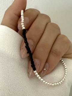 Pulsera bolitas plateadas y cristal cubo negro - comprar online