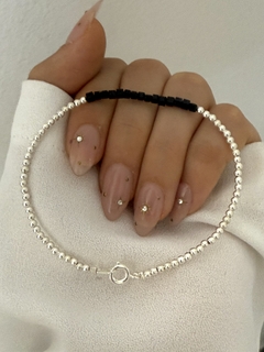 Pulsera bolitas plateadas y cristal cubo negro