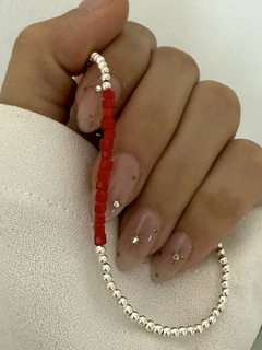 Pulsera bolitas plateadas y cristal cubo rojo - comprar online