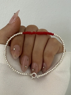 Pulsera bolitas plateadas y cristal cubo rojo