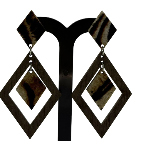 Brinco de madeira com estampa animal print - comprar online