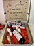 Caja con vino y copas