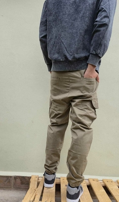 PANTALÓN CARGO CLASICO KHAKI - Men Style