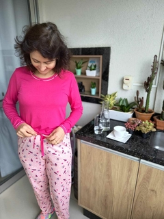 Pijama longo Suede Blusa Bege e Calça Rosa love e corações na internet