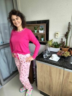 Pijama longo Suede Blusa Rosa e Calça c Cartas abertas e corações na internet