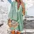 Imagem do vestido com estampa vintage com gola em v