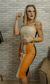 Cropped de couro bege na internet