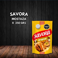 Envase de mostaza Savora original de 250 gramos sobre fondo de madera oscura, con texto promocional al lado