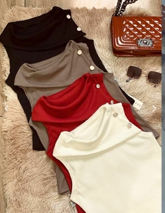 Blusa Gola com Botão Sem Manga - comprar online