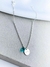 Tornozeleira em prata 925, fio Cartier com placa onda + zircônia azul 25cm