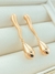 BRINCO ALONGADO GOTA COM BASE ACETINADA FOLHADO A OURO
