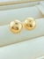 BRINCO TACHA COM TEXTURA FOLHADO A OURO