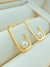 BRINCO ARGOLA RETANGULAR CRAVEJADA COM PEROLA FOLHADO A OURO
