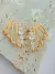 BRINCO EAR HOOK LINHAS DOURADAS COM FILEIRA CRISTAIS FOLHADO A OURO