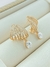 BRINCO LINHAS CRAVEJADAS COM GOTA PENDENTE FOLHADO A OURO